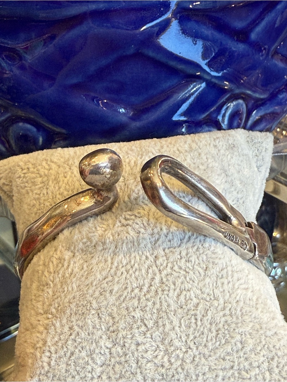 Uno De 50 Bracelet Sping Leaded Ball Eye Closure Bangle - Picture 3 of 5